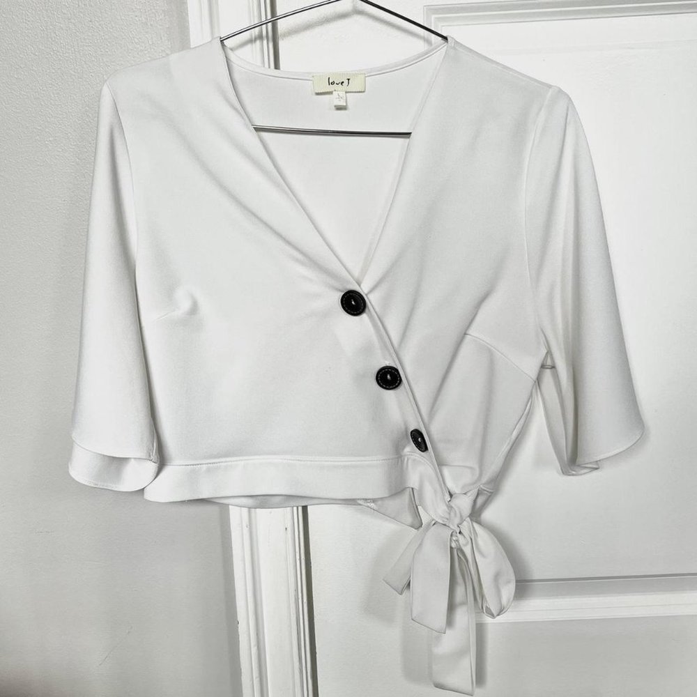 ★ love J white cropped asymmetrical button top with tie at waist